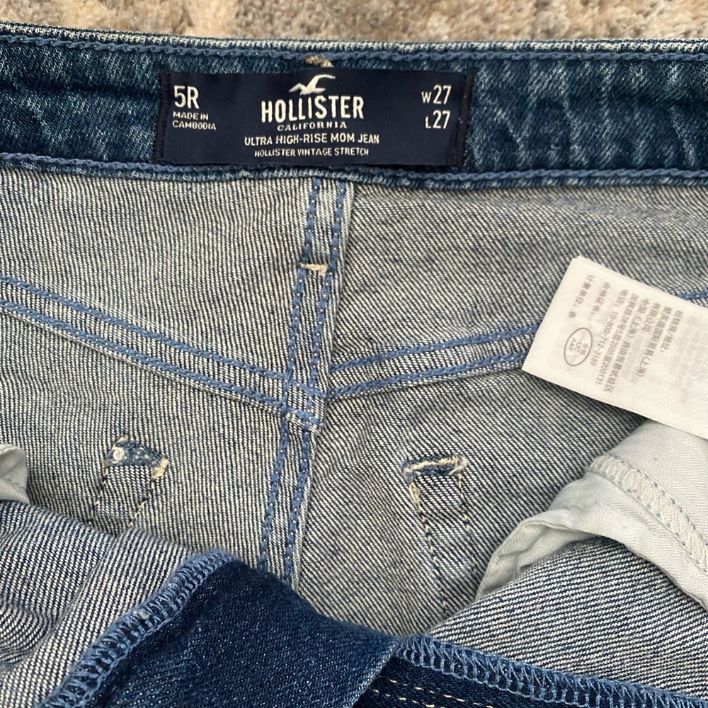 HOLLISTER Ultra‎ High Rise Mom Jean - Picture 8 of 9
